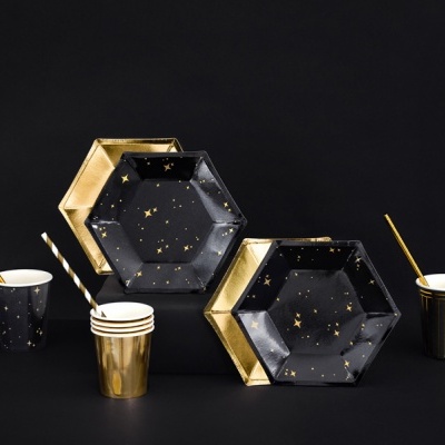 Conjunto de artigos para festa preto e dourado com estrelas e canudos dourados