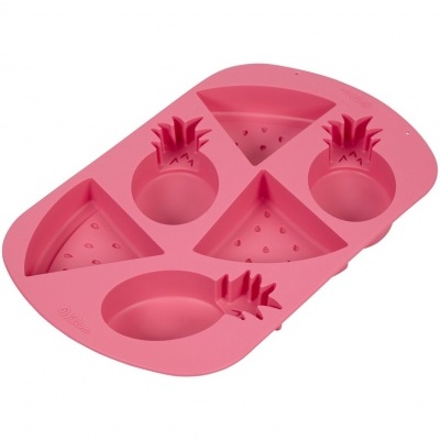Forma de silicone rosa para moldar frutas com cavidades triangulares e de ananás