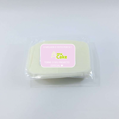 Bolo de massa branca embalada, etiqueta rosa com texto