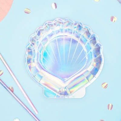 Prato holográfico em forma de concha com canudos metálicos prateados sobre fundo azul claro