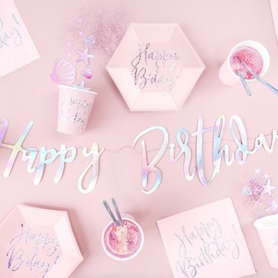 Decoração de aniversário em rosa com copos, pratos hexagonais e letras 'Happy Birthday'