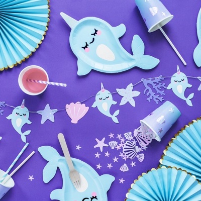 Decoração de festa com tema de narval em azul, roxo e rosa.