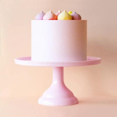 Bolo branco com suspiros coloridos num suporte rosa