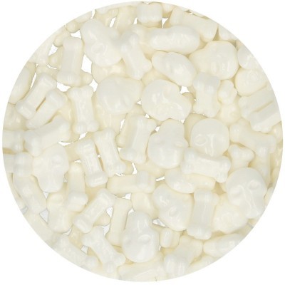 Pequenas guloseimas brancas em forma de caveiras e ossos cruzados