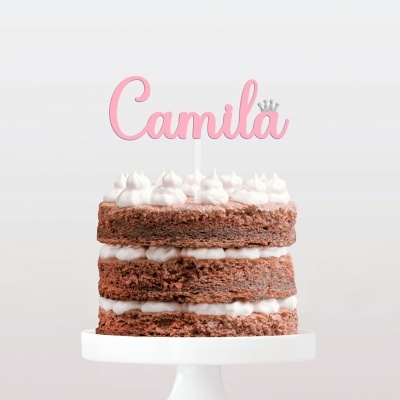 bolo de chocolate com topo de bolo com o nome Camila em rosa