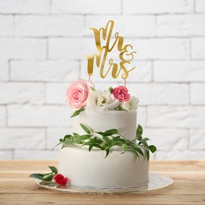 Bolo de casamento branco com flores e topo dourado Mr & Mrs