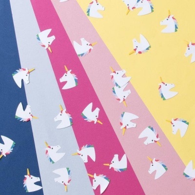Tecido colorido com padrão de unicórnios em riscas verticais