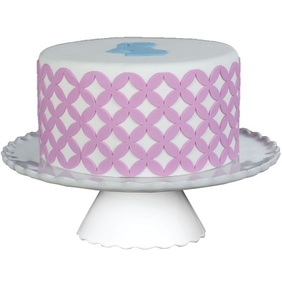 Bolo redondo com decoração rosa e base branca