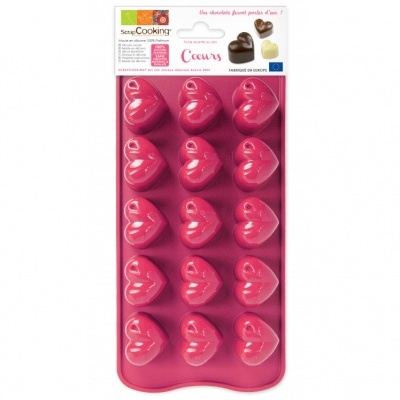 Forma de silicone rosa para chocolates em forma de corações com embalagem branca e texto em francês.