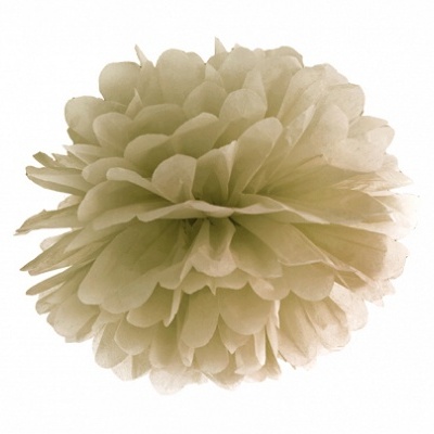 Flor artificial cremosa com pétalas sobrepostas em fundo branco