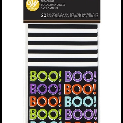Pacote de sacos para doces com riscas pretas e brancas e texto 'BOO!' colorido.