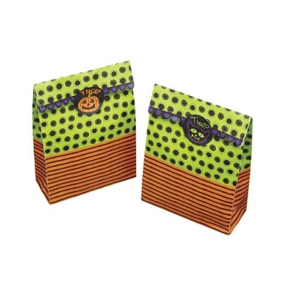 Sacos de papel de Halloween com padrão verde e preto, listras laranja e preta, abóbora e gato preto.