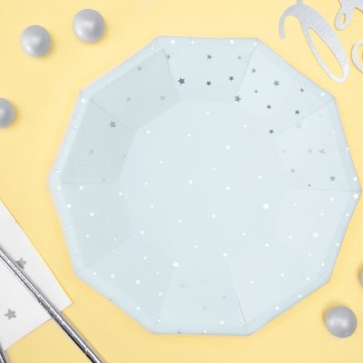 Prato descartável branco com estrelas cinzentas e prateadas em fundo amarelo