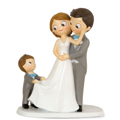 Estatueta de casal de noivos com criança, todos em traje formal, base oval branca