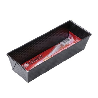 Forma retangular preta para bolo com embalagem vermelha e branca