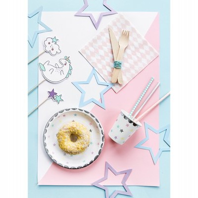 Mesa decorada para festa infantil com donut, copo de papel, talheres de madeira e estrelas de papel