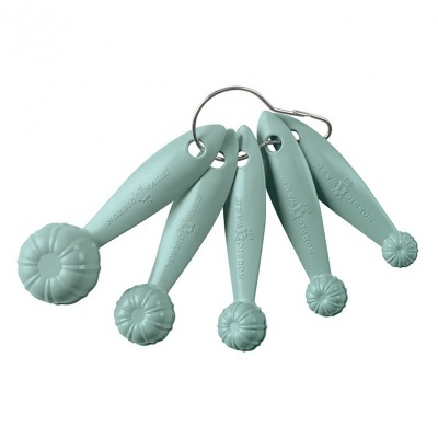 Conjunto de 5 colheres medidoras de silicone verde-água decoradas com padrão floral e argola metálica