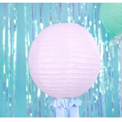 Lanterna redonda decorativa cor-de-rosa com cortina metálica azul ao fundo