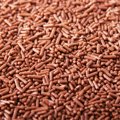 Granulados de chocolate cilíndricos castanhos