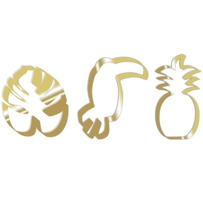 Três moldes dourados de metal em forma de folha, tucano e ananás