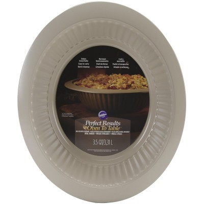 Forma para forno cinza Wilton com etiqueta no centro e imagem de torta.