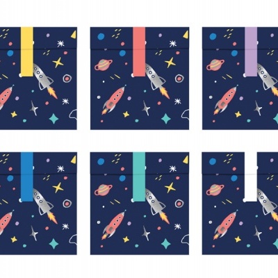 Seis envelopes quadrados decorados com tema espacial e abas coloridas diferentes.