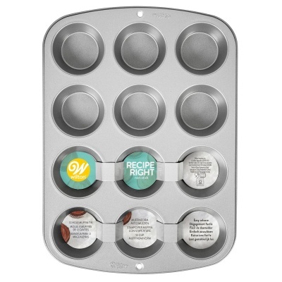 Forma metálica prateada para muffins com etiquetas removíveis da marca Wilton.