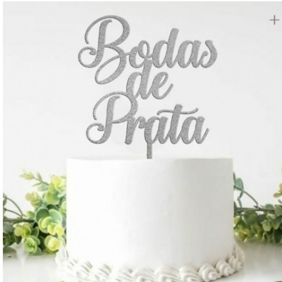 Bolo branco simples com topo prateado 'Bodas de Prata'