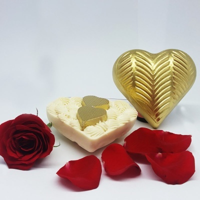 Corações decorativos dourado e branco com pétalas e rosa vermelha