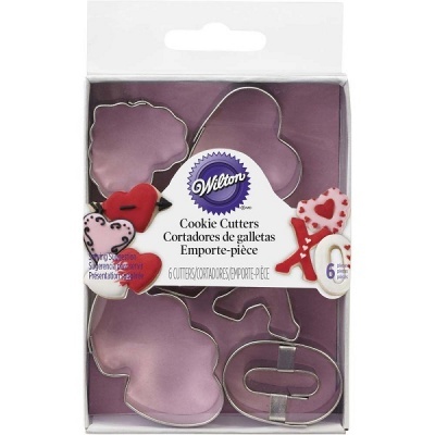 Conjunto de 6 cortadores de bolachas em metal inox Wilton em embalagem transparente.