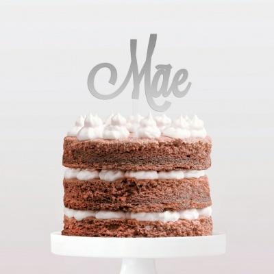 Bolo de chocolate com creme branco e topo decorado com palavra 