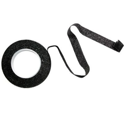 Roldana de fita adesiva preta granulada parcialmente desenrolada