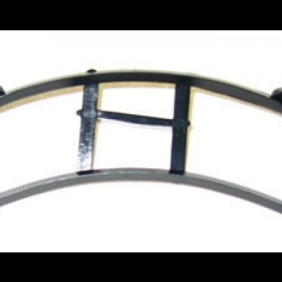 Aparelho metálico preto com estrutura curva e secções horizontais com fundo branco