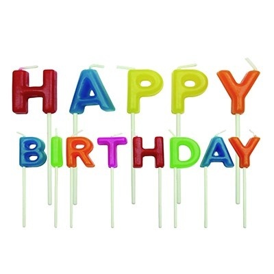 Velas coloridas em forma de letras a dizer HAPPY BIRTHDAY