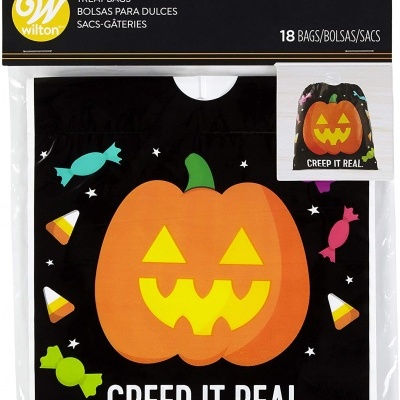Sacos de festa pretos com abóbora de Halloween e doces coloridos, texto CREEP IT REAL.