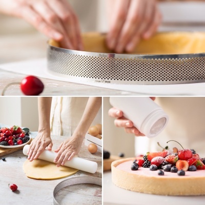 Preparação de tarte com massa, aro metálico perfurado com texto e frutas vermelhas polvilhadas com açúcar