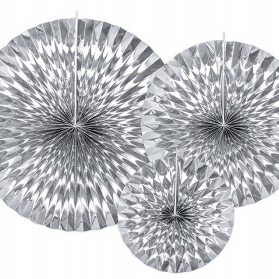 Três leques decorativos redondos prateados com padrão geométrico