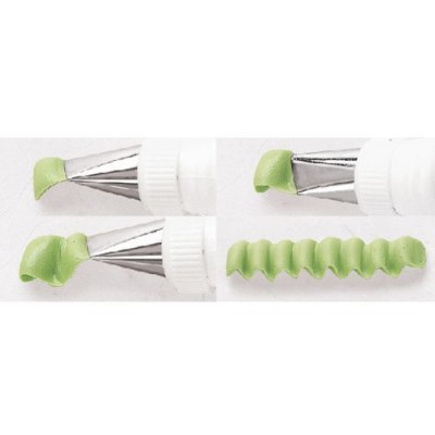 Quatro bicos metálicos para confeitar com creme verde em tubos brancos.