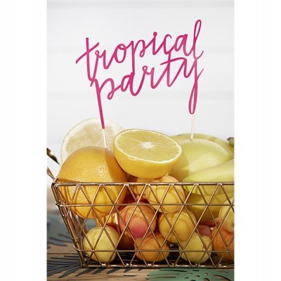 Cesta metálica com frutas e decoração escrita 'tropical party'