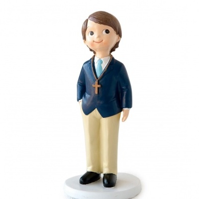 Figura decorativa de menino com roupa formal e colar com cruz