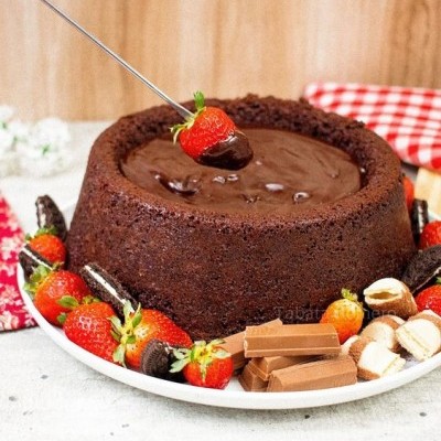 bolo de chocolate com chocolate derretido e morangos no prato