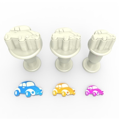 Três cortadores de biscoitos com forma de carro e três formas coloridas correspondentes