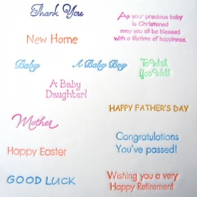 Várias frases de felicitações e desejos em diferentes cores e fontes sobre fundo branco