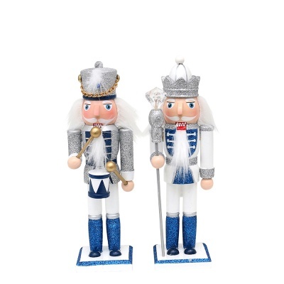 Duas figuras decorativas de soldado de pau azul, branco e prateado