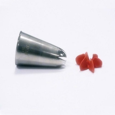 Bico de pastelaria metálico com pedaços vermelhos ao lado sobre fundo branco