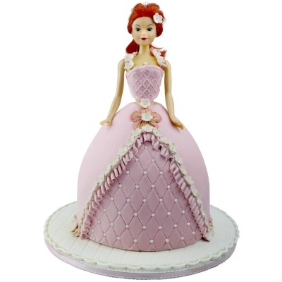 Bolo de boneca com vestido rosa e decorado com pérolas e flores em fundo branco