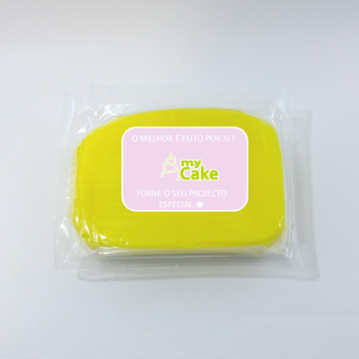 Pasta americana amarela em embalagem transparente com etiqueta rosa e texto em português.