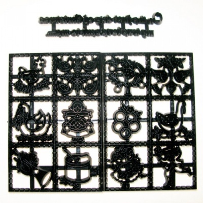 Moldes plásticos pretos com formas decorativas para artesanato sobre fundo branco