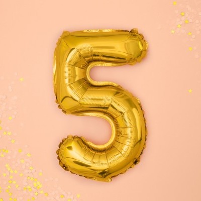 Balão dourado número 5 contra fundo rosa com estrelas douradas
