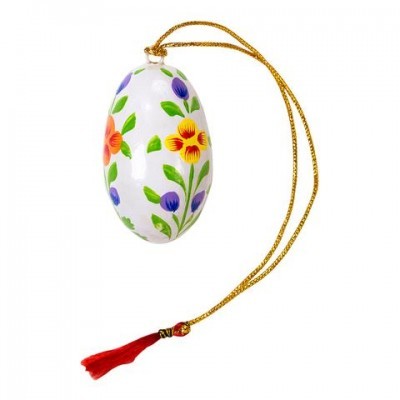 Ovo decorativo em cerâmica com flores coloridas e cordão dourado com tassel vermelho